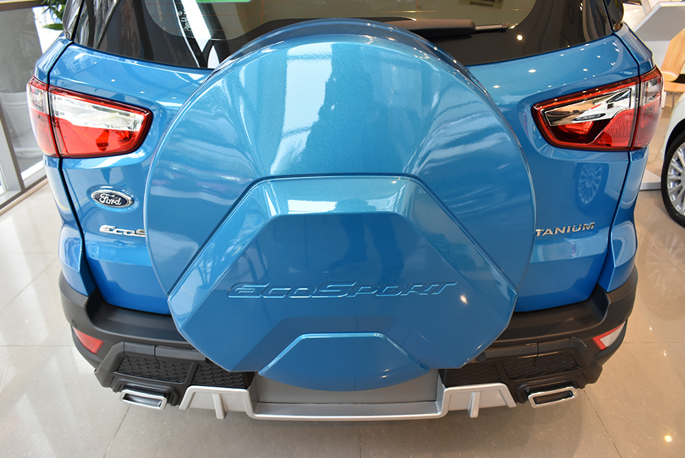 Lốp dự phòng được gắn ở đuôi xe Lốp dự phòng được gắn ở đuôi xe